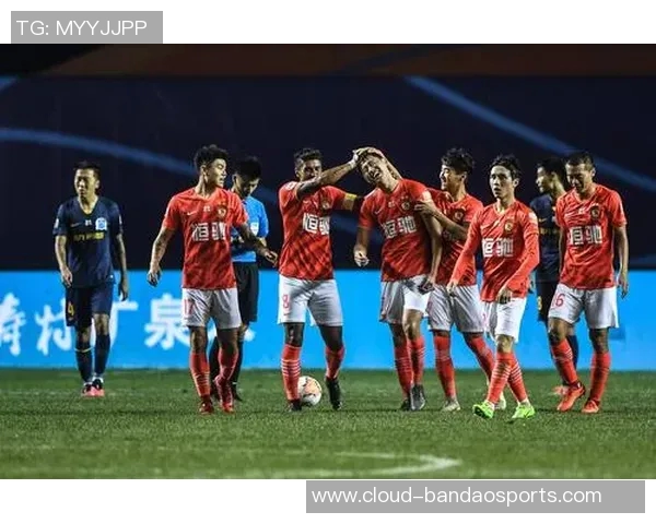 重庆队迎战广州恒大全力争胜展现实力与激情的巅峰对决